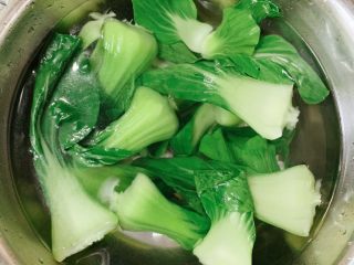 11、红烧肉,焯水1分钟后捞出放在冷水里,防止菜叶发黄