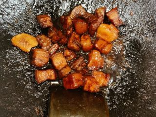 12、红烧肉,肉炖煮到30分钟的时候加入生抽老抽,比例3:1,在加入适量鸡精调味(咸淡自己尝一点汤汁,因为要收汁,这个时候汤有一些咸味就好了),到50分钟的时候大火收汁