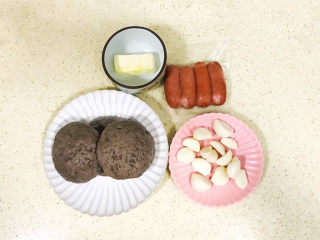 1、烤馒头片,准备好食材