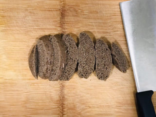 2、烤馒头片,荞麦馒头切成片