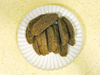 3、烤馒头片,切好移至盘中