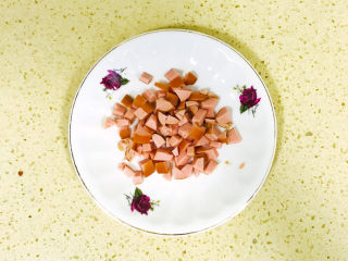 4、烤馒头片,香肠切丁