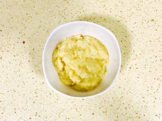 5、烤馒头片,大蒜瓣用捣蒜器捣成大蒜泥