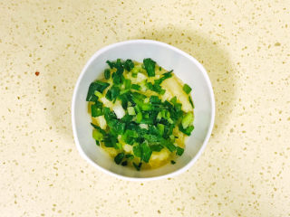 6、烤馒头片,加入葱花