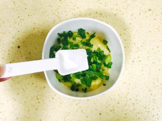 7、烤馒头片,淋上盐调味