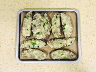 11、烤馒头片,均匀涂抹上黄油蒜泥