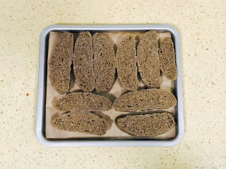 10、烤馒头片,将馒头片码放整齐于烤盘内