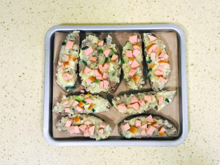 12、烤馒头片,撒上香肠丁