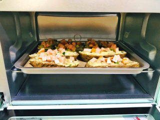 13、烤馒头片,送进烤箱，180度，20分钟就可以烤好了