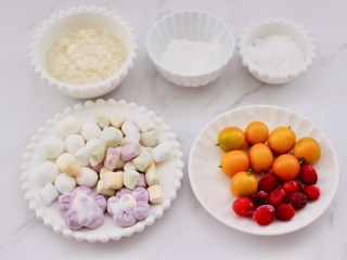 1、金桔圆子酒酿羹,首先备齐所有的食材，圆子我是提前做好，放到冰柜里冷冻保存，随吃随取，特别方便哟。