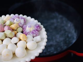 3、金桔圆子酒酿羹,锅中倒入适量清水煮沸后，先放入解冻的圆子。