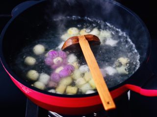 4、金桔圆子酒酿羹,大火煮沸后，用勺子搅拌均匀。