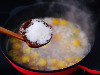 10、金桔圆子酒酿羹,加入白糖调味，不喜欢白糖的可以换成冰糖或是木糖醇。