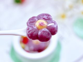 17、金桔圆子酒酿羹,美丽的圆子做成花朵更有食欲，我家宝贝的最爱。