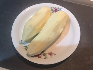 3、小米红薯粥,红薯清洗干净后削皮