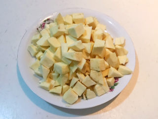 4、小米红薯粥,把红薯切成小块