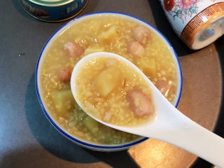 15、小米红薯粥,小米红薯粥香甜软糯,加入了花生和燕麦,口感独特,营养丰富,老少皆宜,早餐宵夜都可以~