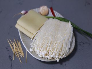 1、豆皮金针菇卷,材料准备好