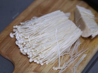 2、豆皮金针菇卷,金针菇切去根部不要