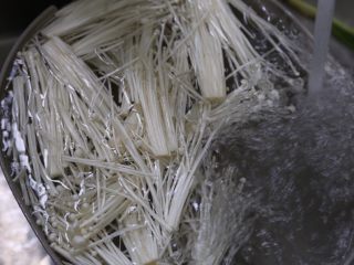 3、豆皮金针菇卷,撕开洗干净