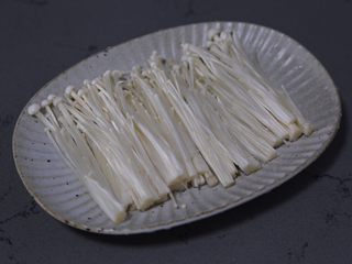 4、豆皮金针菇卷,捞出沥干水分