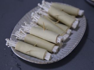 8、豆皮金针菇卷,将串好的豆皮金针菇摆入盘中待用