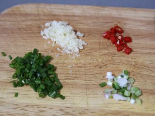 9、豆皮金针菇卷,切一些蒜末、小米辣丁、葱白葱绿分别切碎