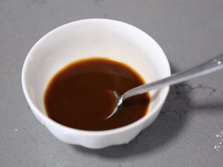 10、豆皮金针菇卷,碗里加入酱油、香醋、蚝油、白糖、盐、淀粉、水调匀待用