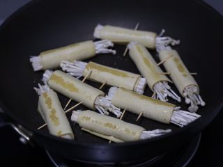 12、豆皮金针菇卷,煎至一面焦黄再煎另外一面