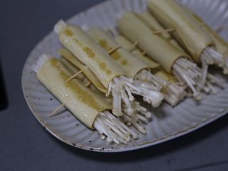 13、豆皮金针菇卷,两面煎至略微焦黄后盛出