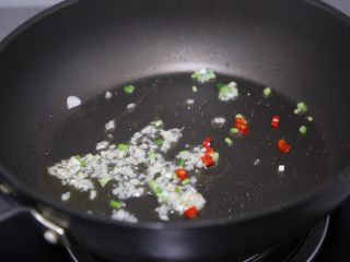 14、豆皮金针菇卷,锅里放入蒜末、葱白、小米辣爆香