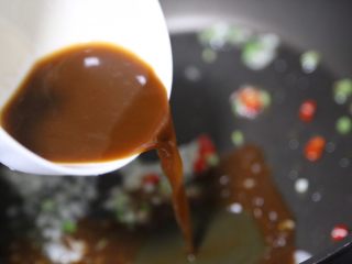 15、豆皮金针菇卷,再倒入酱汁