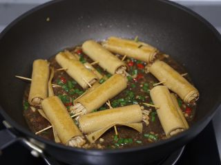 17、豆皮金针菇卷,最后开大火收汁至浓稠，撒一些葱绿关火