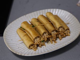 18、豆皮金针菇卷,盛入盘中摆好
