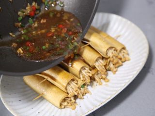 19、豆皮金针菇卷,再淋上酱汁即可