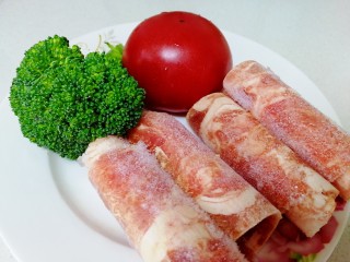 1、番茄肥牛酸汤泡面,准备番茄，西蓝花，肥牛。