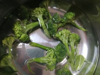 2、番茄肥牛酸汤泡面,掰成小朵，清水洗净。