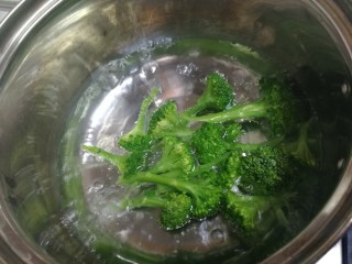 3、番茄肥牛酸汤泡面,水开焯半分钟，捞出。