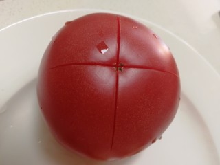 4、番茄肥牛酸汤泡面,番茄洗净，顶部切十字花刀。