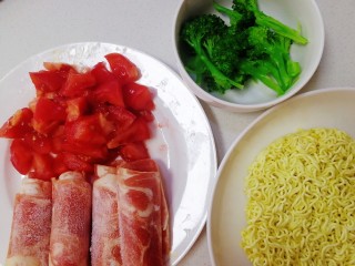 7、番茄肥牛酸汤泡面,切小丁。