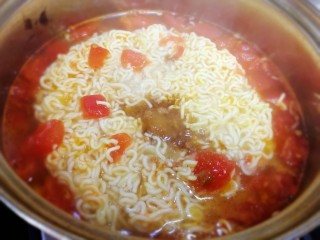 11、番茄肥牛酸汤泡面,面饼变软，放入料包煮一分钟。