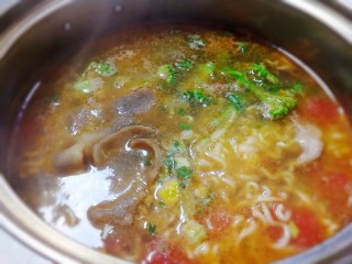 13、番茄肥牛酸汤泡面,最后放入蔬菜包和西蓝花即可。