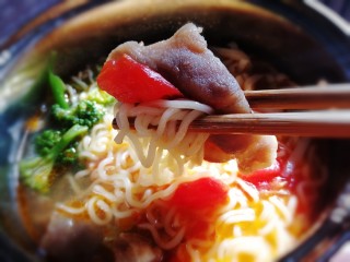 15、番茄肥牛酸汤泡面,吃面啦。