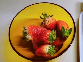 2、草莓山药,草莓清洗干净