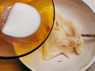 9、草莓山药,倒入牛奶增加奶香味 