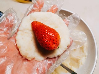 12、草莓山药,放入一颗草莓  