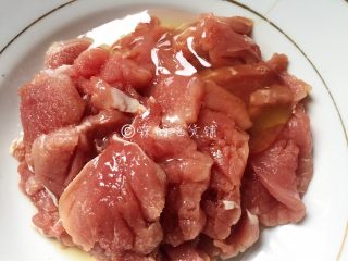 6、福州荔枝肉,再加入一个蛋清，抓匀，腌制一会儿。