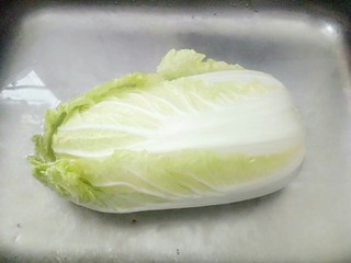 1、河粉包肉之卷河粉,白菜先泡一下水