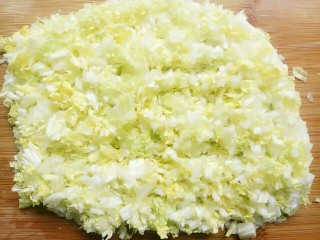 2、河粉包肉之卷河粉,白菜洗干净切细