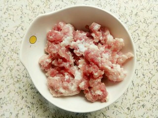 4、河粉包肉之卷河粉,白菜掉水的同时搅拌好肉末